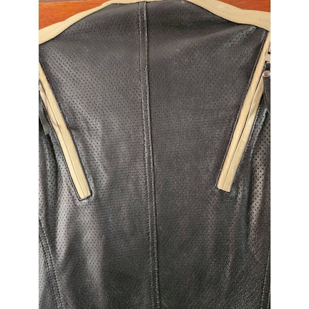 Harley-Davidson small cream and black leather jacket. Measures approx Length 23" - Picture 10 of 15